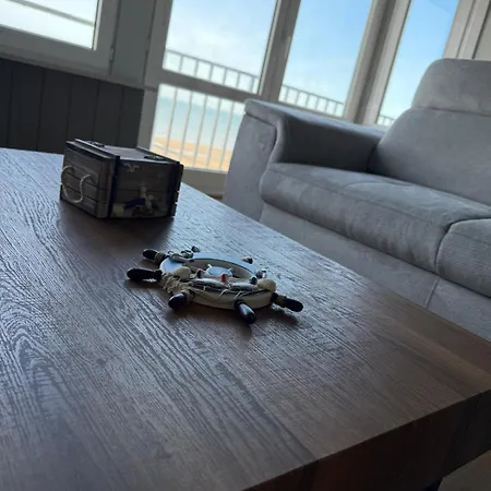 Front De Apartment *